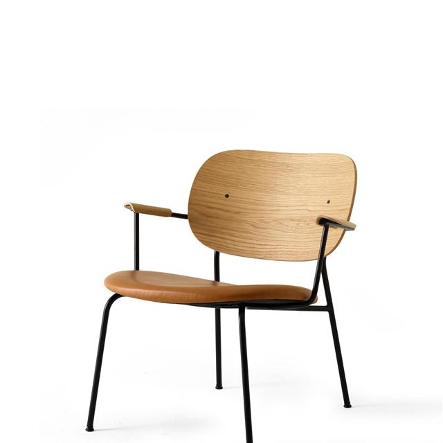 Audo Co Lænestol Polstret Sæde Dakar 0250 Med Naturlig Egetræs Ryg Og Armlæn