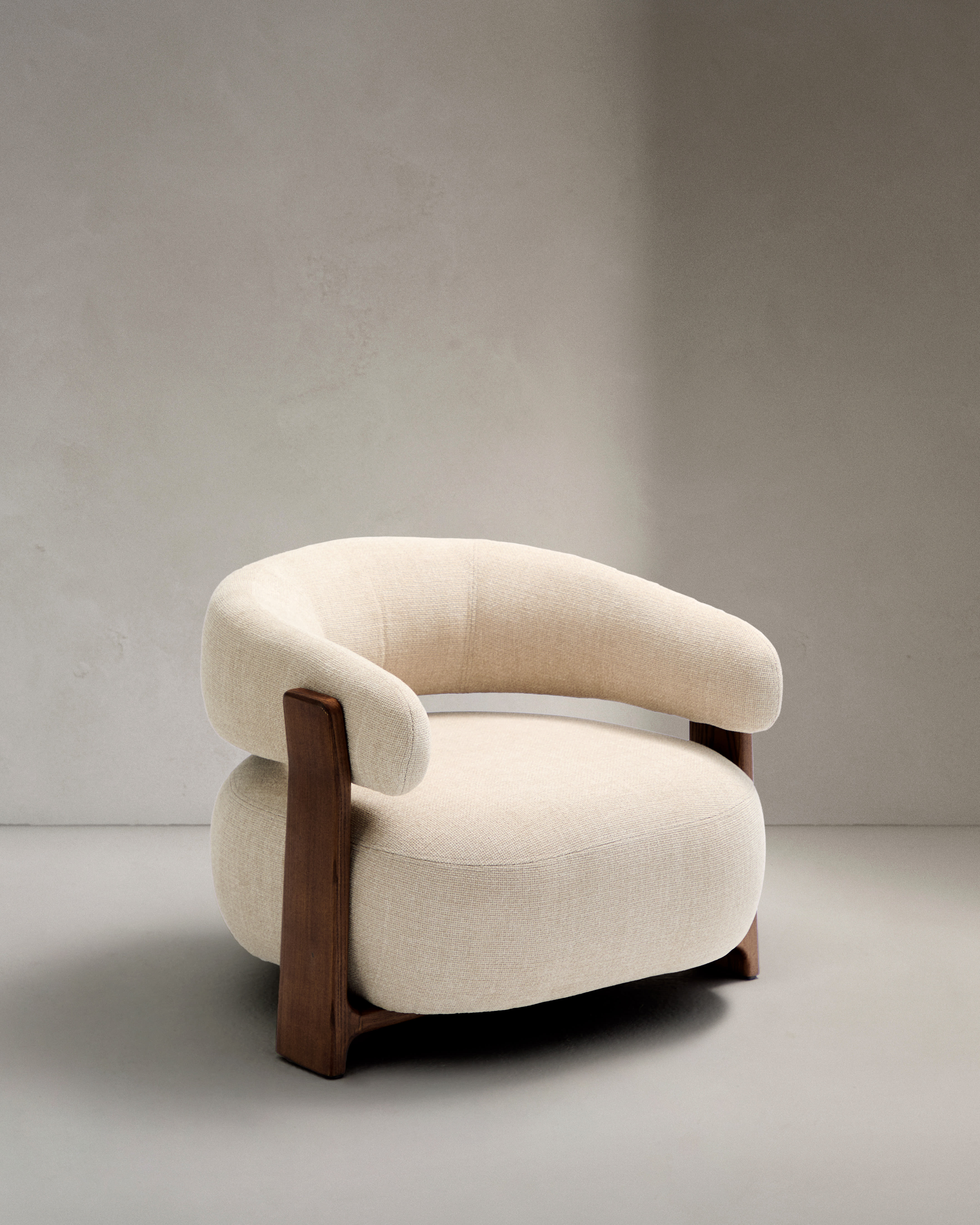 Kave Home Granite Lænestol     Armlæn Beige Chenille Og Valnøddefinish Asketræ